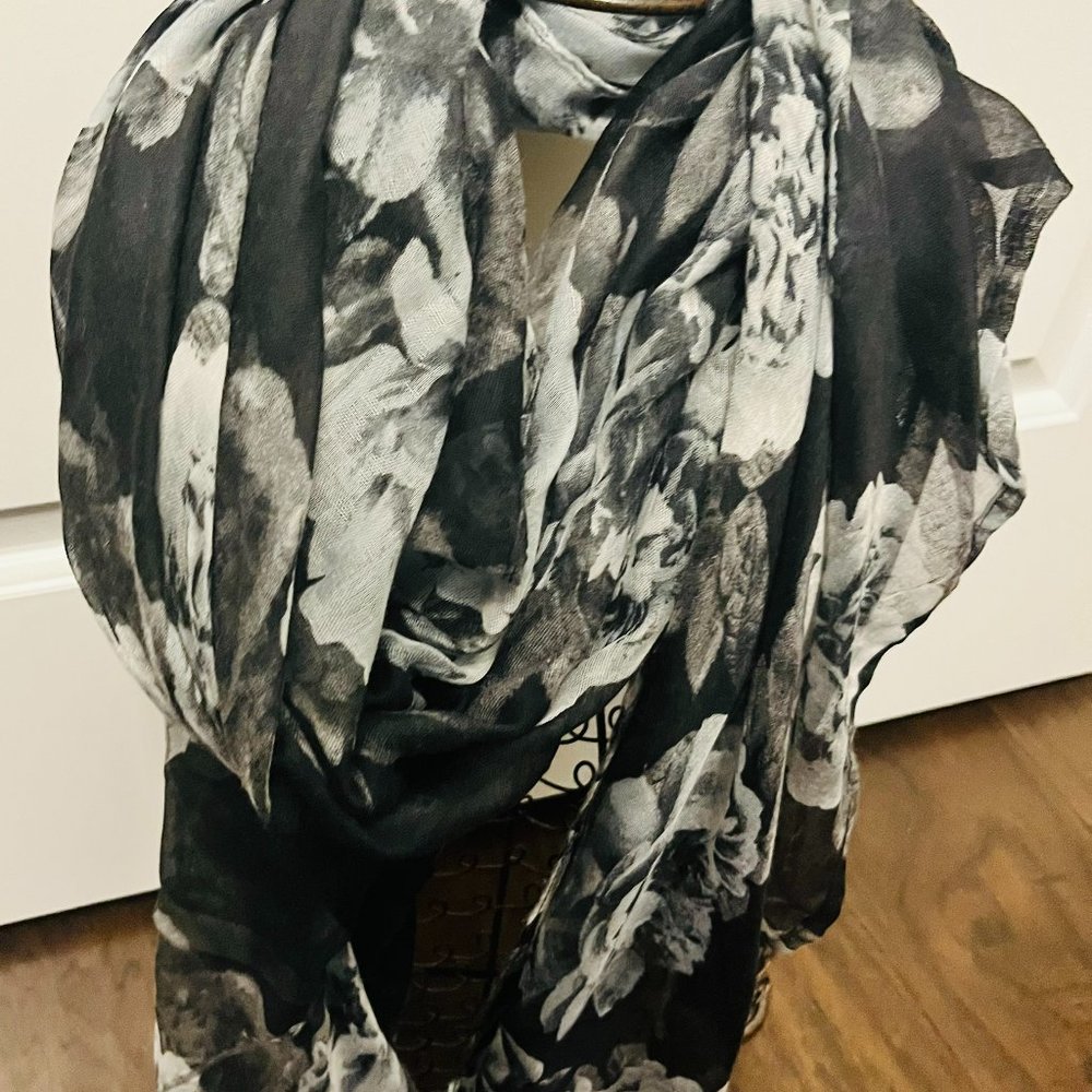 NWT Handmade Classic Monochrome Floral Scarf by Sana